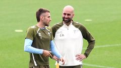 El entrenador del Celta, Claudio Gir�ldez, con Mingueza, en un entrenamiento.