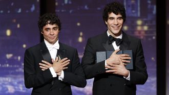 Los Javis recogiendo su premio en Cannes