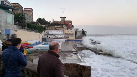 Gijoneses se asoman al Cantábrico, para ver los efectos del temporal Evi, junto al Club de Regatas.Gijoneses se asoman al Cantábrico, para ver los efectos del temporal Evi, junto al Club de Regatas