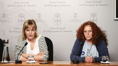 a diputada de Podemos Asturies, Covadonga Tom, y la representante de la Asociacin Nacional Animales con Derechos y Libertad (Anadel), Fernanda Blanco (d),