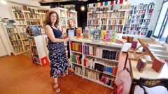 Trotalibros, la primera librer�a low cost independiente de Vigo, cumple 10 a�os. En la imagen, Gloria Seoane, que la puso en marcha con su marido, Manuel, junto a su empleada, Berta. 