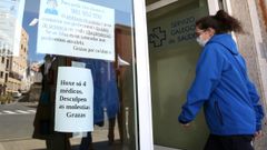 Un cartel en la puerta del ambulatorio indica cu�ntos m�dicos est�n pasando consulta.