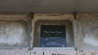 Dos nichos ocupados y sin l�pidas en el cementerio de San Mauro, a los lados de una placa que fue puesta por un colectivo social.