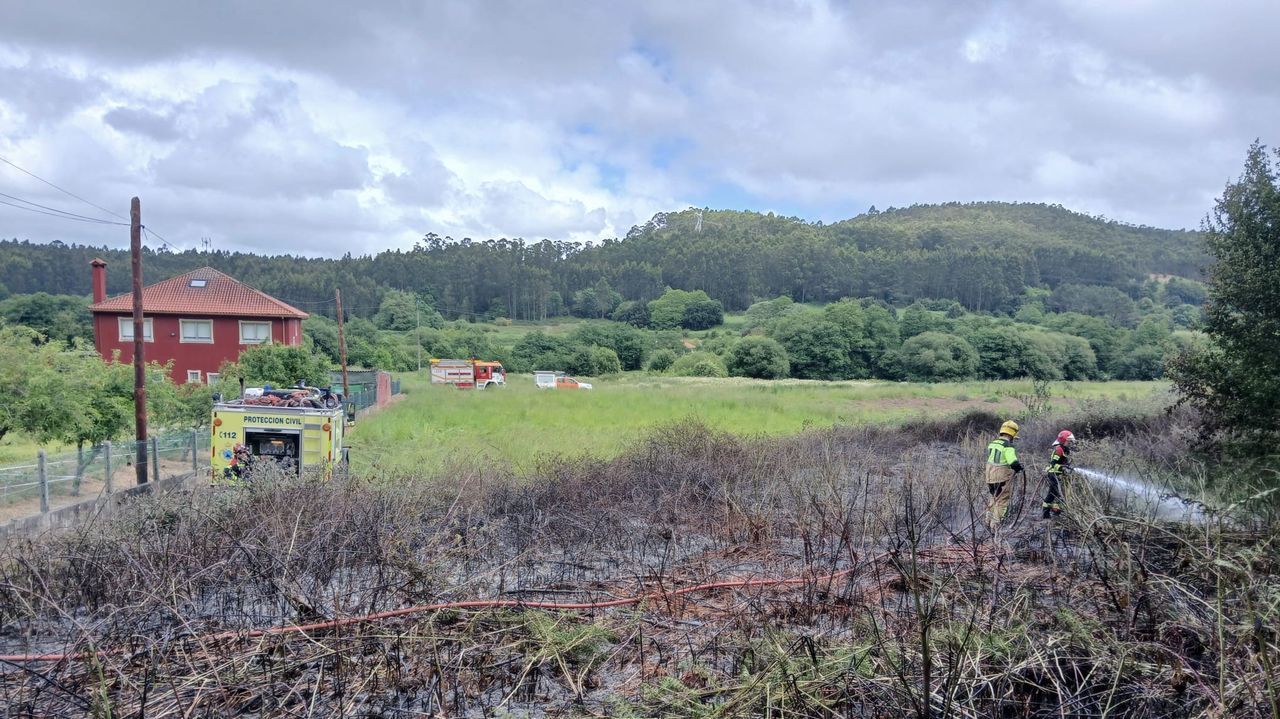 Un incendio próximo a las casas moviliza a los bomberos de Arteixo