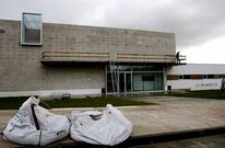 En la fachada de las instalaciones hay filtraciones de agua que se est�n reparando.