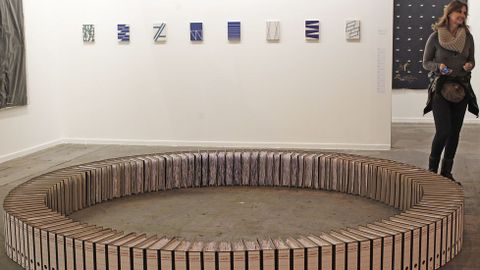 INSTALACI�N DE IGNACIO URIARTE, EN SEGUNDO PLANO LAS EXQUISITAS PINTURAS SOBRE CHAPA DE MADERA DE ALAIN BILTEREYST EN LA GALER�A NOGUERAS BLANCHARD