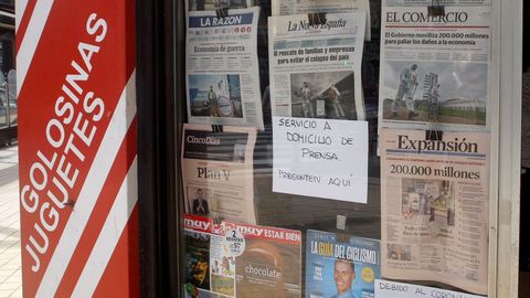 Un kiosco de Gij�n ofrece el servicio de entrega de prensa a domicilio