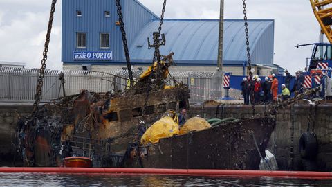 El L'Etel sale a la superficie tras casi dos años hundido en el puerto ribeirense