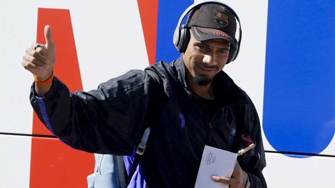 El defensa Ronald Araujo a la llegada del autob�s del Barcelona al hotel de concentraci�n del equipo este jueves. Oviedo y Barcelona vuelven a medirse en un partido de la m�xima categor�a 24 a�os despu�s