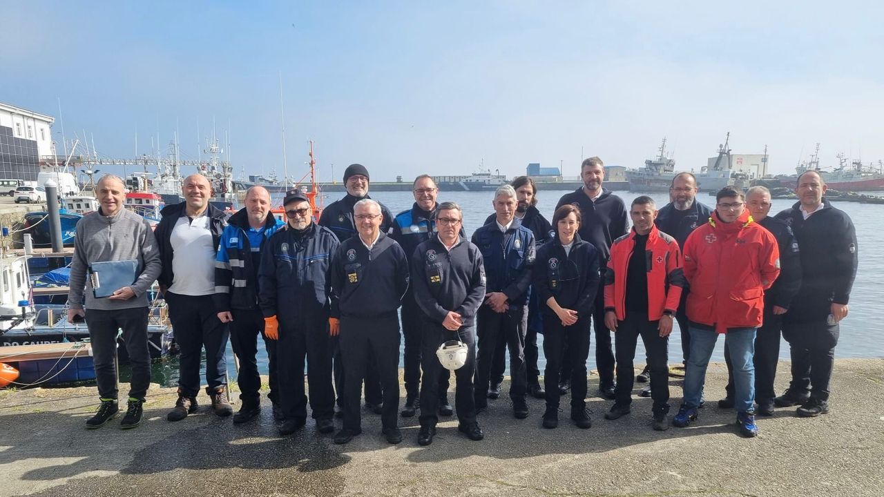 Gardacostas refuerza en Ribeira la formación contra la contaminación marina