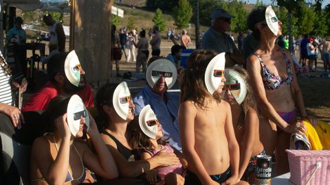 Unha familia observa a eclipse en As Pontes.