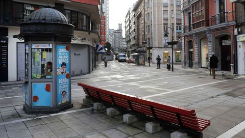 Vista de una calle vaca del centro de Oviedo