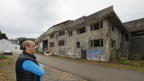 Juan Antonio Gallego, frente a la antigua conservera que ha adquirido