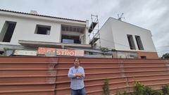 Jos� Manuel Castro, fundador de la compa��a, durante el recorrido por una de las promociones.