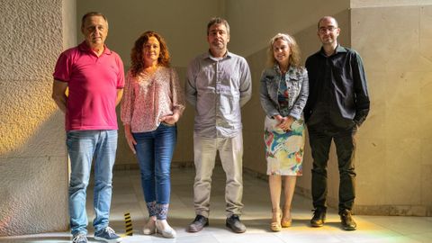 De izquierda a derecha, Jos� Carlos N��ez, decano de la Facultad de Psicolog�a; Ana B. Bernardo; David �lvarez; Ellian Tuero y Antonio Cervero, profesores y miembros del equipo ADIR