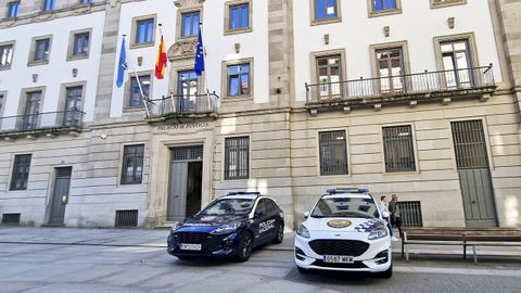 Foto de archivo con dos coches de Polic�a Nacional y Polic�a Local en la Audiencia de Pontevedra