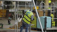Un operario examinando las instalaciones del parque infantil de la plaza de Pontevedra