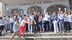 Las familias de alumnos de Os Dices�celebran el fin de la acampada en el Concello