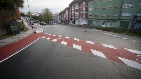 En las intersecciones el carril bici pasa a lucir un tono rojizo delimitado por una l�nea discontinua blanca