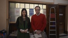 Mar Carballas y Javier V�zquez, delante del local municipal del PP en el Concello, que est� en obras