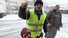 Valientes bajo la nieve en la feria de Pedrafita