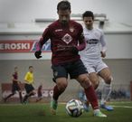 Mouri�o controla el esf�rico en el campo de La Grela durante el choque de ayer. 