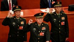 Zhang Youxia (C), reci�n elegido Vicepresidente de la Comisi�n Militar Central de la Rep�blica Popular China, presta juramento con los miembros de la Comisi�n Militar Central He Weidong y Li Shangfu tras ser elegidos durante la cuarta sesi�n plenaria de la Asamblea Popular Nacional (APN) en el Gran Sal�n del Pueblo en Pek�n.