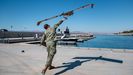 Un militar de Estados Unidos lanza el dron M5D Air-Fox, de Marine Instruments.