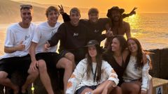 lvaro, en el centro con la sudadera negra, y Berto, a la derecha con el gorro, despus del rescate al baista y del campeonato de Bodyboard en Valcovo