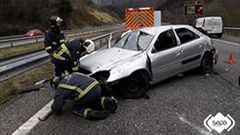 Una mujer herida de consideraci�n en un accidente de tr�fico en Ribadesella