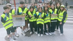 Alumnos de Franciscanas con las colillas recogidas.