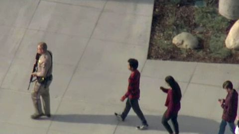 Un policia evac�a a los estudiantes del instituto de Sana Clarita