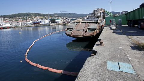 Desguace del atunero Albacora Diez en el puerto de Marín