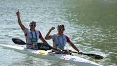Tania lvarez e Tania Fernndez, celebrando o segundo ttulo mundial de maratn das sas carreiras o domingo en Gyr (Hungra)