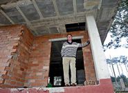 Mart�n vive en el bajo de su vivienda, todav�a sin terminar.