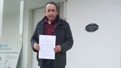 Balbino Gonz�lez, voceiro dos nacionalistas de Porto do Son, entregou as alegaci�ns.