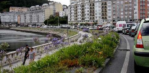 Los atascos de tr�fico, habituales en verano, en la traves�a de Viveiro. 