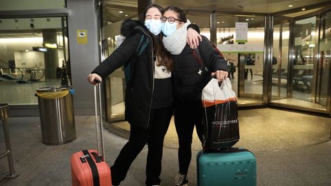 Paula y Amanda, ambas enfermeras, fueron las primeras gallegas vacunadas en el Reino Unido