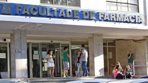 Cada a�o empiezan a estudiar en la Facultade de Farmacia de la USC, la �nica de Galicia, 200 universitarios. Es una carrera muy demandanda y de larga tradici�n hist�rica en Santiago. Este curso la nota de corte ha sido de 9,510