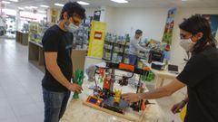 Juan Carlos Meizoso e Igor P�rez, en primer t�rmino, se encargar�n de impartir los tallers de impresi�n 3D, electr�nica, videojuegos y rob�tica a partir de la pr�xima semana