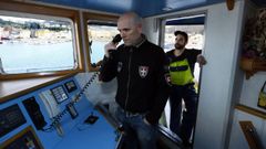 Un veterado capit�n de pesca de un arrastrero de litoral de Celeiro y un tripulante, en el puente de mando. (Foto de archivo)