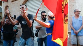 Varias personas, en el inicio de la manifestacin que despus fue disuelta por la Guardia Civil.