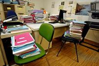 Los expedientes se acumulan en el juzgado, sin espacio para ellos.