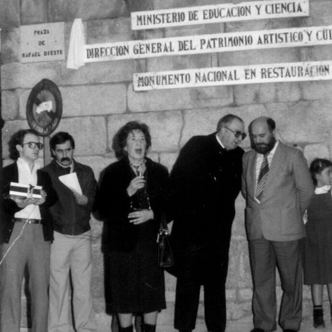 O mestre pontevedrs no acto de inauguracin da praza Rafael Dieste de Rianxo, que tivo lugar a comezos dos anos oitenta. 