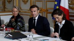 El presidente de Francia, Emmanuel Macron, junto a su equipo de Gobierno en el El�seo.