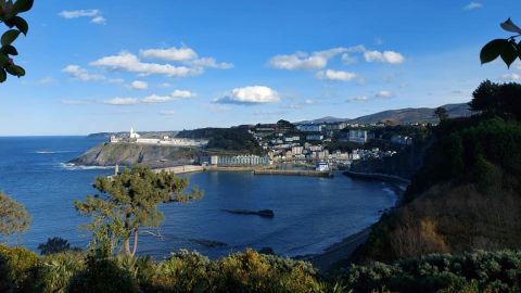 Vistas de Luarca desde el Jjardn de la Fonte Baixa