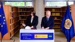 La ministra Morant y el rector de la UNED firmando el plan plurianual de financiaci�n de la universidad a distancia este mi�rcoles