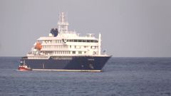El buque�MV Hondius, fondeado en Cabo Verde, en una imagen tomada este martes.