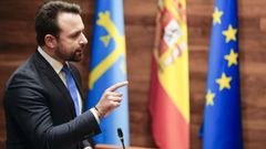 El presidente del PP de Asturias, lvaro Queipo, realiza declaraciones durante el pleno de la Junta General del Principado