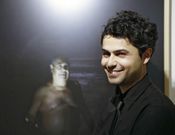 Francisco Cu�llar junto a una de las obras que componen su exposici�n